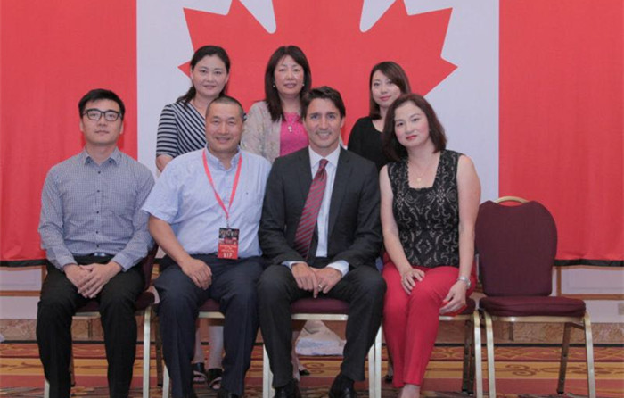 加拿大新任总理特鲁多（第一排右二）与加拿大苏州总商会领导、加拿大SSS公司员工合影